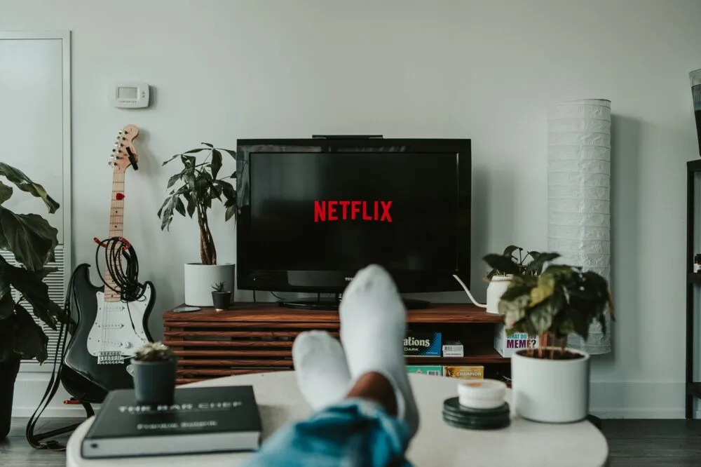 Iemand die Netflix aan het kijken is