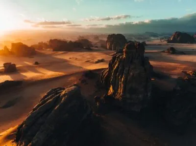 Rotsen bij zonsondergang in Neom
