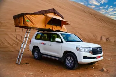 Auto met daktent in Oman