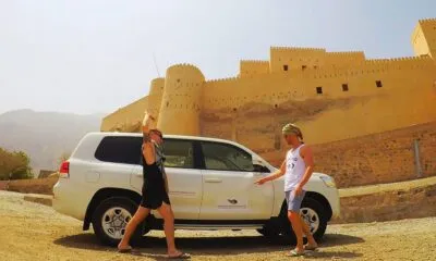 Twee mannen bij een Jeep in Oman