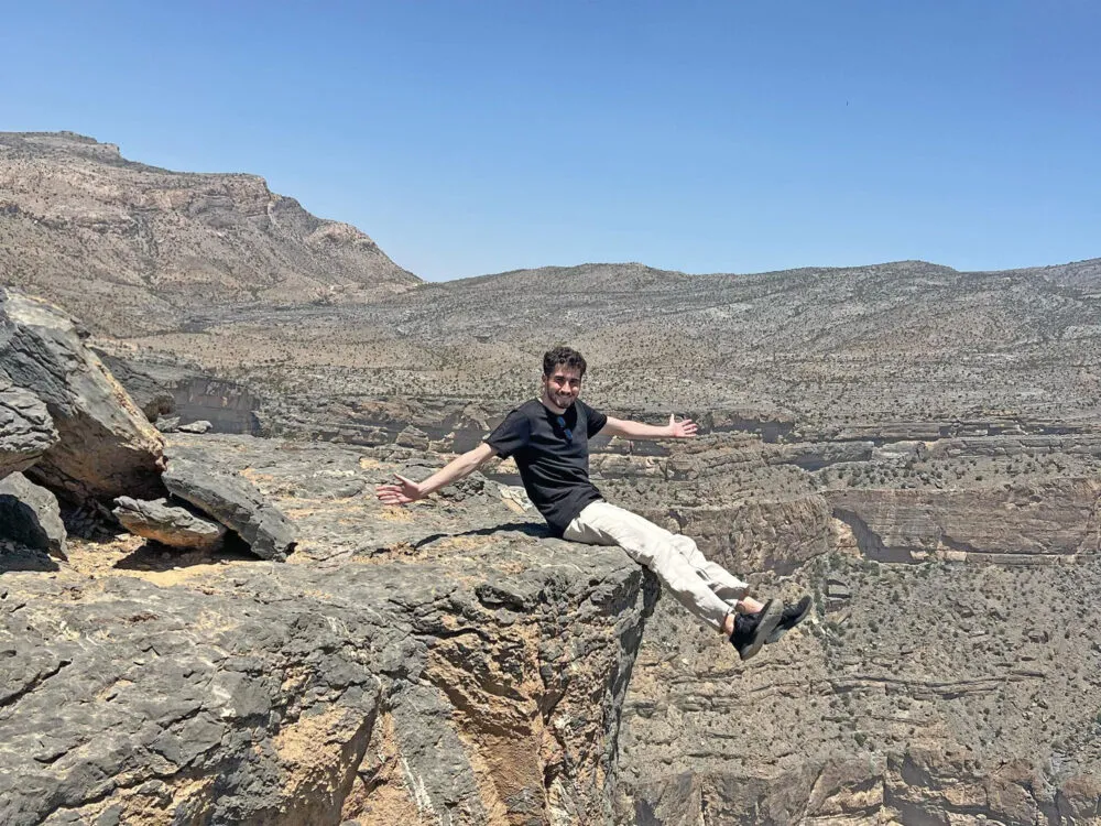Oman Niels Jebel Shams op een rots