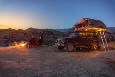 Wildkamperen met een daktent in Oman