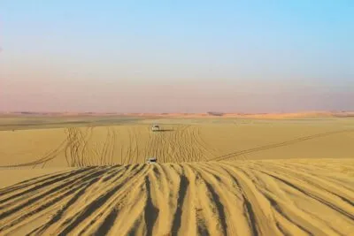 Jeeps die door de woestijn van Qatar rijden