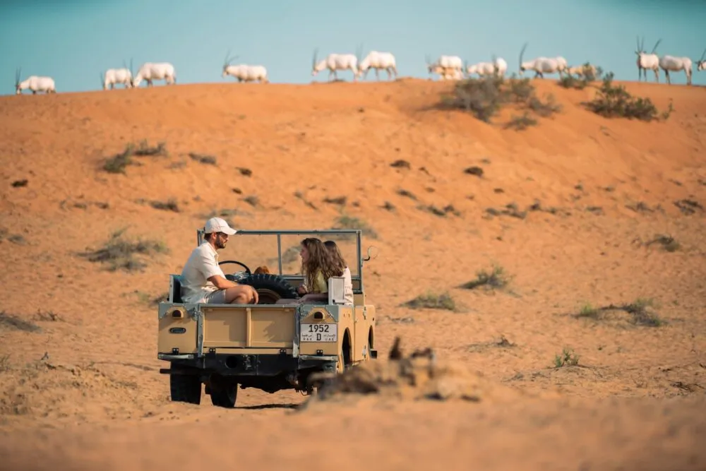 Personen in een jeep in de woestijn van Ras al-Khaimah