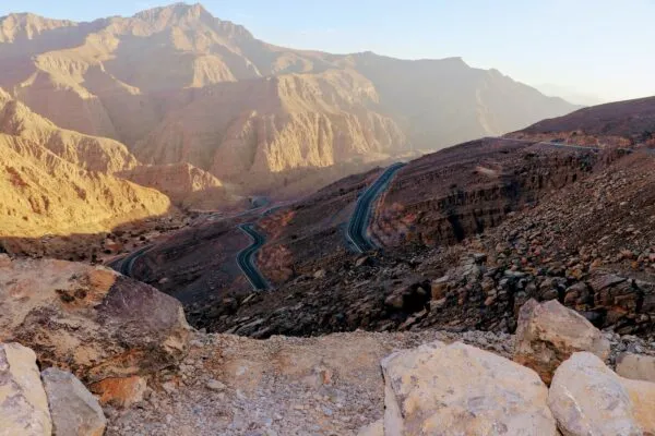 Wegen kronkelend door de bergen van Ras al-Khaimah