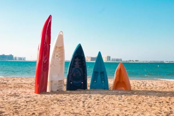 Ras al-Khaimah waar allemaal kano's met verschillende kleuren op het strand staan