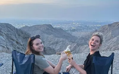Loes met een corona kijkend over de bergen in Ras Al Khaimah