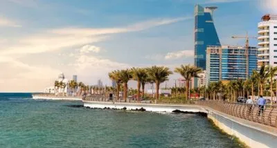 Zee met de stad in Saoedi-Arabië