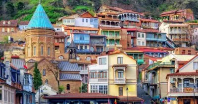 Gekleurde huizen in Abanotubani Georgië