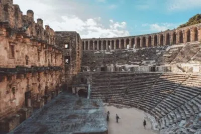 Binnenkant van het Amfitheater in Aspendos Turkije