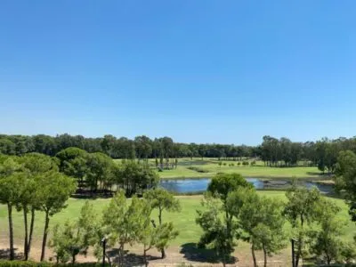 Golfbaan met meren en bomen in Belek Turkije