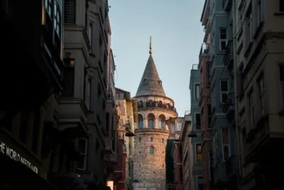 De Galagatoren in Istanboel Turkije in een straatje