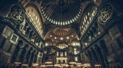 Binnenkant van de Hagia Sophia moskee in Istanboel Turkije
