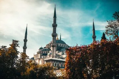 Turkije Istanboel Sultan Ahmetmoskee met bomen