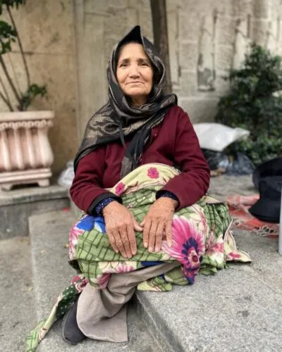 Een zittende vrouw in Iran