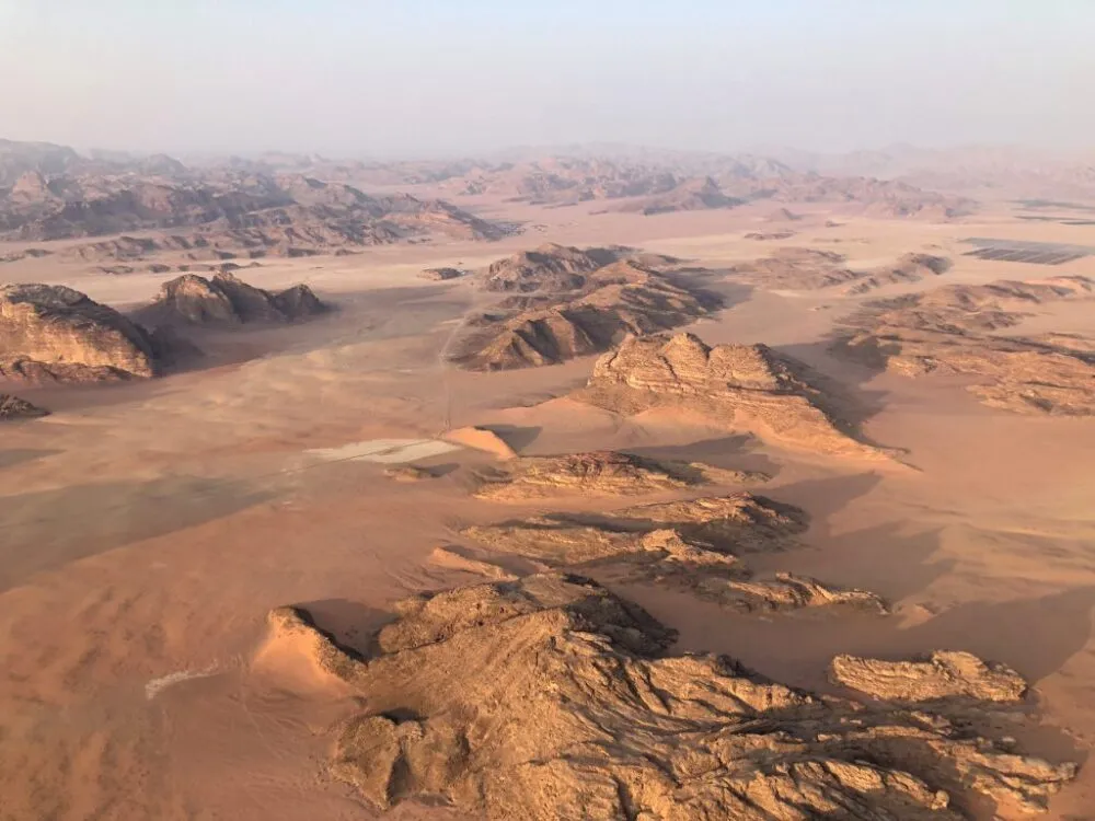 Uitzicht vanuit een ballonvaart over Wadi Rum