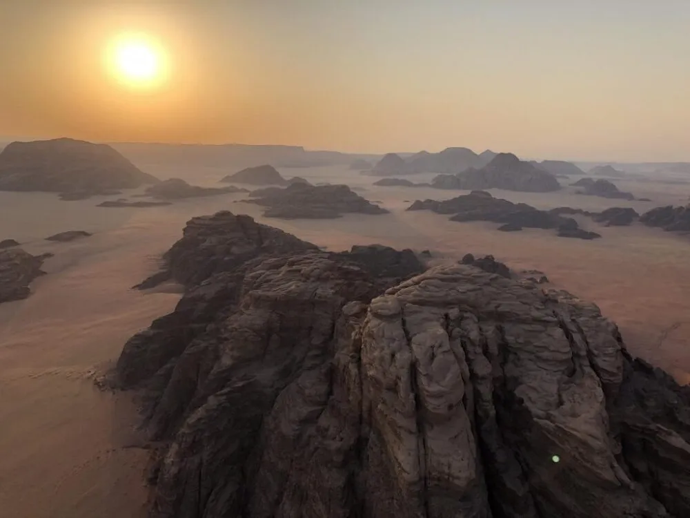 Zonsopkomts vanuit een ballonvaart over Wadi Rum