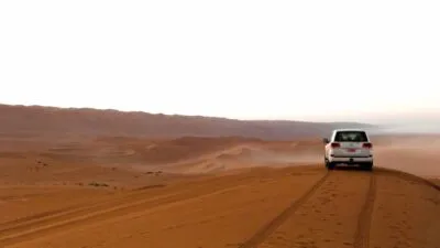 Wahiba Sands woestijn waar een auto doorheen rijdt