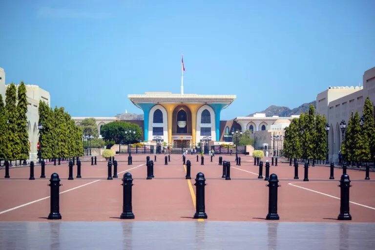 Al Alam Palace met bomen en pilaren in Muscat, Oman.