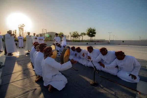 Omani op kleed die muziek maken.
