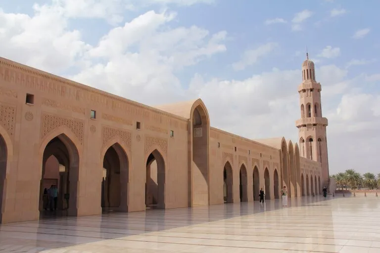 Bogen en toren van Sultan Qaboos Grand Mosque in Muscat, Oman